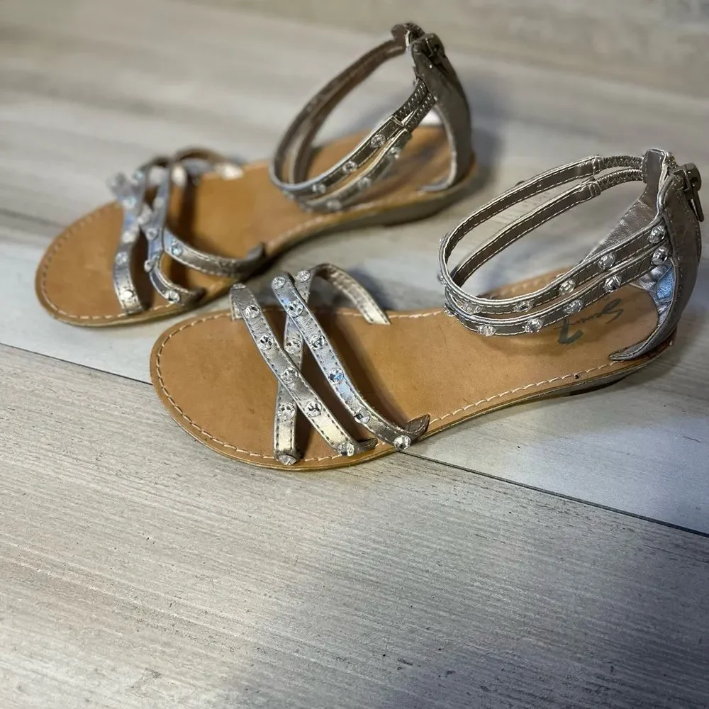 Seven7  silver metallic “Diamond “ Sandals. Zippered Heel Sz 3